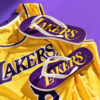 Ein Paar lila Flip-Flops mit weißem Riemen und gelbem "LAKERS"-Logo liegen auf einem gelben Trikot mit dem "LAKERS"-Logo.