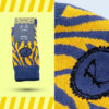 Ein Paar Socken mit einem marineblauen und gelben Zebra- oder Tigerstreifenmuster. Ein Etikett mit der Aufschrift „Mr. Rad“ und der Größe ist angebracht. Ein Logo mit einem „A“ ist ebenfalls zu sehen. Im rechten Bildausschnitt ist eine vergrößerte Ansicht des Musters zu sehen.