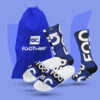 Ein Werbeartikel-Set von GC Footwear bestehend aus bedruckten Badelatschen, passenden Socken und einem blauen Turnbeutel mit Logo.