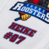 Eine Nahaufnahme einer weißen Socke, auf der das Logo "YOUNG ROOSTERS" zu sehen ist. Darunter stehen die personalisierten roten Schriftzüge "HEIKE" und "#07".