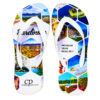 Ein Paar Flip-Flops mit einem Wabenmuster aus Fotos von Sardinien. Auf der linken Sohle steht "Sardinia" und das "compexx PREMIUM team"-Logo, auf der rechten "PREMIUM TEAM REISE 2017".