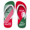 Ein Paar rot-grüne Flip-Flops. Auf der rechten Sohle ist das Wappen des "FCA" (FC Augsburg) und der Schriftzug "Seit 1907" zu sehen, auf der linken "MEHR ALS NUR JAHRE BUNDESLIGA".