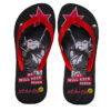 Ein Paar schwarze Flip-Flops mit roten Riemen und einem Bild, das eine Hand mit der "Rock-Geste" zeigt. Die Sohle trägt das "Star FM"-Logo und den Schriftzug "WE WILL ROCK SCHUH".
