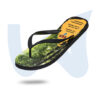 Ein schwarzer Flip-Flop mit einem Motiv von einem Wald mit hohen Bäumen, der sich in einem gelben Feld befindet. Auf der Sohle sind das Logo von "GC FOOTwear" und die Schriftzüge "ECO-TEX INK" und "ECO-ENERGY" zu sehen.
