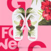 Ein Paar weiße Flip-Flops, die auf einem pinken Hintergrund schweben. Die Sohlen sind mit einem Muster aus großen, roten Hibiskusblüten und grünen Blättern bedruckt. Am unteren Rand steht in roter Schrift „ATTENSAM“. Im oberen rechten Bildausschnitt ist eine vergrößerte Ansicht einer roten Blüte zu sehen.