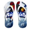 Ein Paar personalisierte Flip-Flops mit einem Logo der "YOUNG ROOSTERS", einem Hahn, und der Nummer "#1" auf beiden Sohlen.