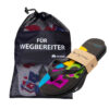 Ein schwarzer Netzbeutel mit der Aufschrift "FÜR WEGBEREITER" und dem "HUAWEI"-Logo. Daneben liegt ein Flip-Flop mit einer Banderole, auf der "Plastic Free Packaging" steht.