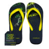 Ein Paar Flip-Flops mit einem Börsenkurs-Motiv und gelben Riemen. Ein Hangtag mit dem "comdirect"-Logo ist angebracht.