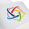 Ein Nahaufnahme eines weißen Badeschuhs, auf dessen Band ein buntes, verschlungenes Logo mit den Farben Rot, Gelb, Grün, Blau und Violett aufgedruckt ist.