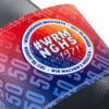 Ein schwarzer Badeschuh mit einem farbverlaufenden Band, das von Rot zu Blau wechselt. Darauf sind das Logo und der Schriftzug von "Worminghaus Baustoffe" mit dem Hashtag #WRMNGHS und dem Text "Seit 50 Jahren" und "Wir machen's möglich" aufgedruckt.
