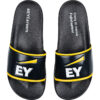 Ein Paar schwarze Badeschuhe der Marke EY mit gelben Streifen. Auf der Sohle des linken Schuhs steht "#EYCareers" und auf dem rechten Schuh der Satz "Steig in meine Fußstapfen!"