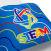 Ein Badeschuh mit einem blauen Band, das mit bunten, geschwungenen Linien und dem gedruckten Logo und Schriftzug "STEAM" verziert ist.