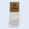 Ein Paar weiße Socken, an denen ein braunes Hangtag mit dem schwarzen "STEAM"-Logo befestigt ist.