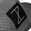 Nahaufnahme eines grauen Mesh-Materials mit einem schwarzen, gewebten Etikett, auf dem ein weißes "Logo zu sehen ist.