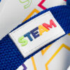 Ein blaues Band mit einem weißen Gummi-Patch, auf dem das Wort "STEAM" in bunten Buchstaben steht.