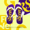Ein Paar lila Flip-Flops mit weißen Riemen, die auf einem gelben Hintergrund schweben. Auf den Sohlen ist in großen, gelben Buchstaben „LAKERS“ zu lesen. Ein vergrößerter Ausschnitt des „LAKERS“-Schriftzugs ist im oberen rechten Bildausschnitt zu sehen.