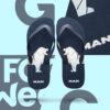 Ein Paar dunkelblaue Flip-Flops mit einem geometrischen, weißen Bären-Logo auf der Sohle. Am unteren Rand des Bären steht „MAN“ in weißen Buchstaben. Ein vergrößerter Ausschnitt des Bären-Logos und des „MAN“-Schriftzugs ist im oberen rechten Bildausschnitt zu sehen.
