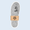 Grauer Hausschuh mit Banderole und dem „STEAM“-Logo.