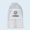 Ein Paar weiße Flip-Flops in einem weißen Netzbeutel mit einem breiten Satinband, auf dem ein schwarzes Logo und der Schriftzug "STEAM" aufgedruckt sind.