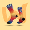 Ein Paar Socken mit einem Farbverlauf von Rot zu Blau, der an ein Sonnenuntergangsmotiv erinnert. Sie sind mit einem Logo und dem Schriftzug "#WRMNGHS" versehen.