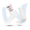 Ein Paar weiße Socken mit zwei mehrfarbigen Streifen am Bund und einem bunten Logo mit dem Schriftzug "STEAM" auf der Außenseite.