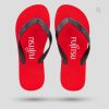 Ein Paar Flip-Flops auf einem hellgrauen Hintergrund. Die Sohlen sind vollflächig rot und in der Mitte der Sohle steht vertikal "Fujitsu". Der Flip-Flop hat schwarze geriffelte Riemen