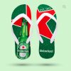 Ein einzelner Flip-Flop mit weißem Riemen, der auf einem hellgrünen Hintergrund schwebt. Die Sohle ist mit einer grünen Heineken-Bierflasche bedruckt.
