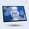Eine Fußmatte, die auf einem hellblauen Hintergrund schwebt. Sie ist in den Farben Blau und Weiß gehalten. Ein kreisförmiges Logo des „Floridsdorfer Athletiksport-Club“ (FAC) ist in der Mitte zu sehen. Die Aufschrift „NAME“ und die Zahl „89“ sind ebenfalls abgebildet.