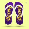 Ein Paar lila Flip-Flops mit weißen Riemen, die auf einem gelben Hintergrund schweben. Auf den Sohlen ist in großen, gelben Buchstaben „LAKERS“ zu lesen.