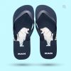Ein Paar dunkelblaue Flip-Flops mit einem geometrischen, weißen Löwen-Logo auf der Sohle. Am unteren Rand des Löwen steht „MAN“ in weißen Buchstaben.