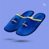Ein Paar blaue Hausschuhe mit gelbem Rand, die auf einem blauen Hintergrund schweben. Ein Aufnäher auf der Oberseite jedes Hausschuhs trägt das NIVEA-Logo.