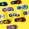 Eine Auswahl an verschiedenen Flip-Flops mit individuellen Designs schwebt vor einem gelben Hintergrund. Zu sehen sind unter anderem Motive von Star FM, Herbalife Nutrition und einem Sommerfest.