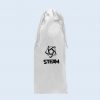 Ein weißer Beutel aus Vliesstoff mit Zugband, auf dem ein schwarzes Logo mit dem Schriftzug "STEAM" aufgedruckt ist.