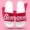 Ein Paar weiße Badeschlappen mit rotem Riemen, auf dem der weiße Schriftzug "Berentzen" zu sehen ist.