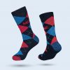 Ein Paar Socken mit einem Rautenmuster in den Farben Blau und Rot. Darauf ist das rote Logo "M2." zu sehen.