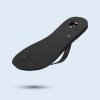 Die Unterseite eines schwarzen Flip-Flops mit einem integrierten Flaschenöffner am Absatz.