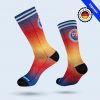 Ein Paar Socken mit einem Farbverlauf von Rot zu Blau, der an ein Sonnenuntergangsmotiv erinnert. Sie sind mit einem Logo und dem Schriftzug "#WRMNGHS" versehen.