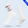 Ein Paar weiße Socken mit zwei mehrfarbigen Streifen am Bund und einem bunten Logo mit dem Schriftzug "STEAM" auf der Außenseite.