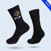 Ein Paar schwarze Socken mit einem farbigen Logo und dem Schriftzug "STEAM" auf der Außenseite.