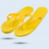 Ein gelber Flip-Flop mit dem Schriftzug "TOSKANATHERME" auf den Riemen.