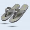 Ein grauer Flip-Flop mit gelbem Schriftzug "RAMSTEINER HOF" auf der Sohle.