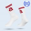 Ein Paar weiße Socken mit zwei roten Streifen am Bund und einem roten Logo in der Mitte. Rechts Oben ist ein badge als Kranz und "Best Seller" zu sehen.