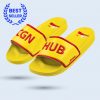Badelatsche im gelb-roten DHL-Design mit dem erhaben geprägten Schriftzug "HUB" auf der Schuhrücke. Oben Links sieht man einen Kranz und darin steht "Best Seller"