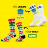Zwei Paar individuell gestaltbare Socken auf gelbem Hintergrund. Oben ein weißes Paar mit blauen Streifen und Vereinslogo sowie der Aufschrift ‚#12 Max‘ und dem Text ‚Für Vereine‘. Unten ein buntes Paar in Rot, Grün und Weiß mit weihnachtlichem Muster, Schneeflocken und Rentieren sowie dem Text ‚Für Firmen‘ und einem Platzhalter-Logo.