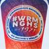 Eine Detailaufnahme von Socken mit einem Farbverlauf von Rot zu Blau, der an ein Sonnenuntergangsmotiv erinnert. Sie sind mit einem Logo und dem Schriftzug "#WRMNGHS" versehen.