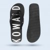 Ein schwarzer Flip-Flop mit breiten Riemen. Auf der Sohle ist der weiße Schriftzug "KOWALD" zu sehen. Rechts ist die Sohle von unten zu sehen.