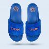 Eine Draufsicht auf blaue Badesandale mit einem flauschigen Plüsch-Riemen, auf den das Wort "STEAM" in Orange aufgestickt ist.