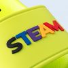 Eine Detailaufnahme von Neongrüne Badelatsche mit dem Wort "STEAM" als bunte 3D-Buchstaben auf dem Riemen.