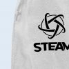 Eine Detailaufnahme eines weißen Beutels aus Vliesstoff mit Zugband, auf dem ein schwarzes Logo mit dem Schriftzug "STEAM" aufgedruckt ist.