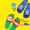 Dos pares de chanclas de colores sobre fondo amarillo. Arriba, un par azul con el logotipo blanco del club deportivo Sportverein Mölkau 04 e.V. y el texto «Dein Verein» (Tu club) con una flecha que va desde el logotipo hasta las chanclas. Abajo, un par verde con puente rojo y el logotipo blanco de HELA, así como la inscripción «Dein Logo» (Tu logotipo) con una flecha que va del logotipo a las chanclas. Junto a ello, datos sobre los colores en rojo Pantone 485 C y verde Pantone 7739 C. Traducción realizada con la versión gratuita del traductor DeepL.com